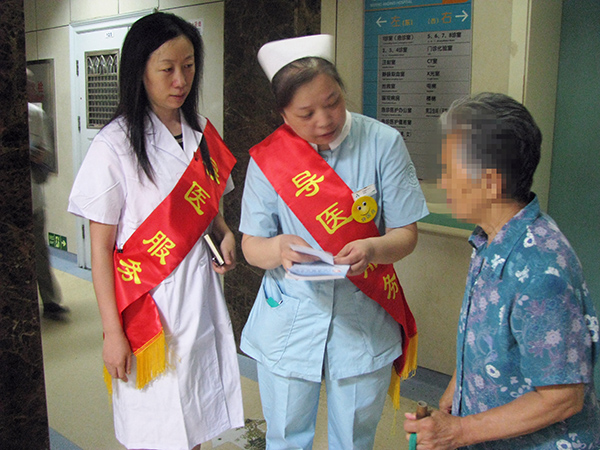 2013年，医管中心机关领导干部（左一）体验门诊服务.jpg