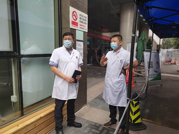 2020年，副院长张骏（左）院内互换体验门诊服务工作.jpg